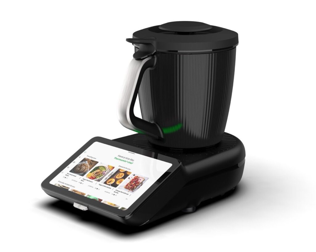 Nowy Thermomix TM7 w eleganckim czarnym kolorze z dużym dotykowym ekranem i nowoczesnym designem.